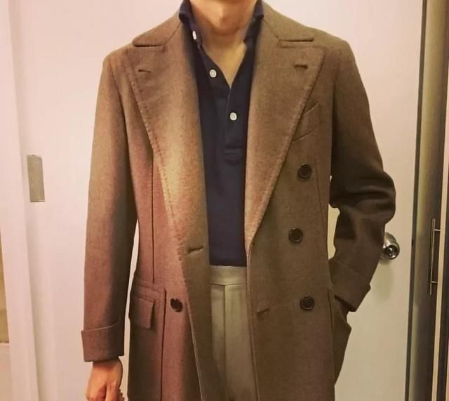 咖啡色搭配什么颜色,咖啡色裤子配什么颜色上衣?图4