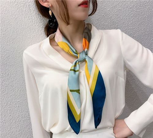 90红色丝巾如何搭配