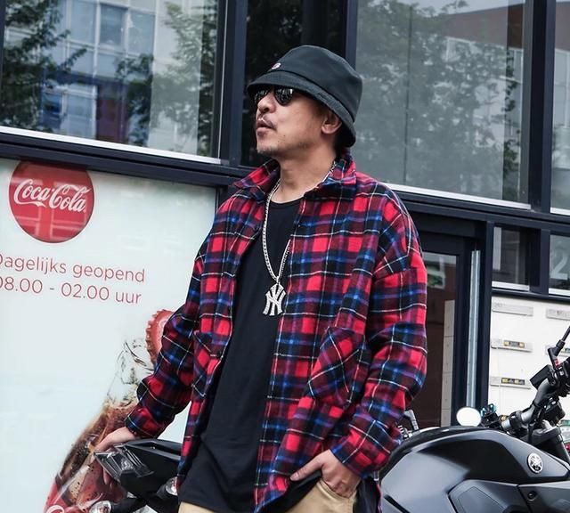 红色格子衫搭配,(男生)黑色的薄马甲,和大红色的格子衬衫搭配好看吗?图3