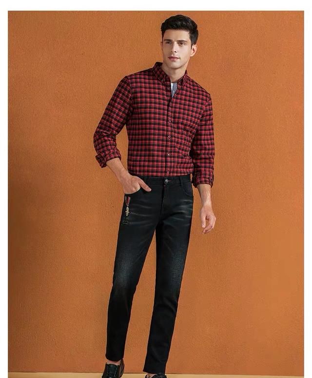 红色格子衫搭配,(男生)黑色的薄马甲,和大红色的格子衬衫搭配好看吗?图8