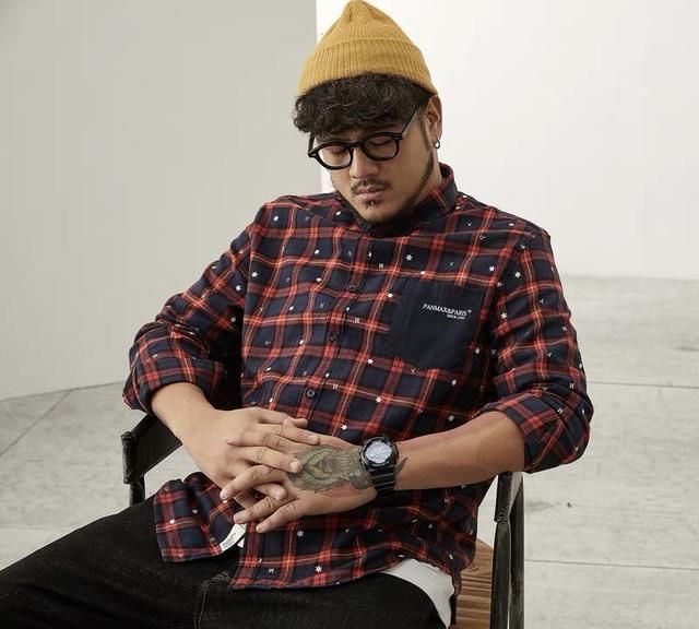 红色格子衫搭配,(男生)黑色的薄马甲,和大红色的格子衬衫搭配好看吗?图2