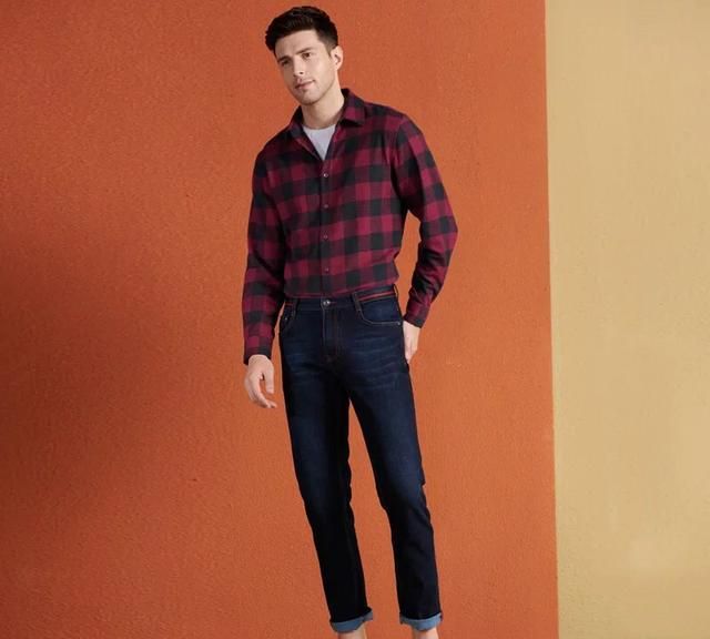 红色格子衫搭配,(男生)黑色的薄马甲,和大红色的格子衬衫搭配好看吗?图7