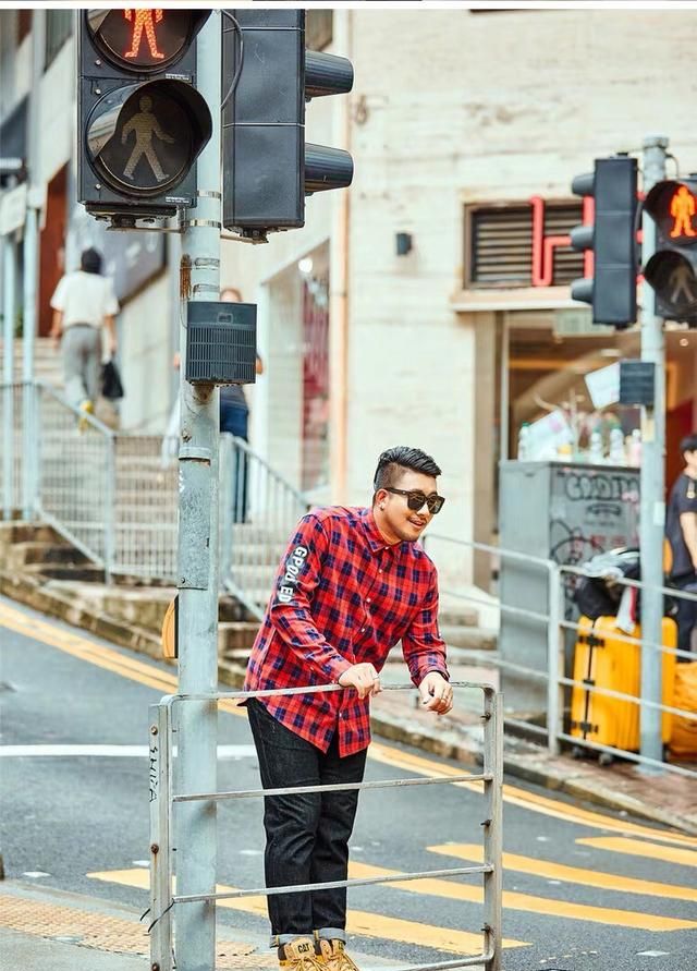 红色格子衫搭配,(男生)黑色的薄马甲,和大红色的格子衬衫搭配好看吗?图4