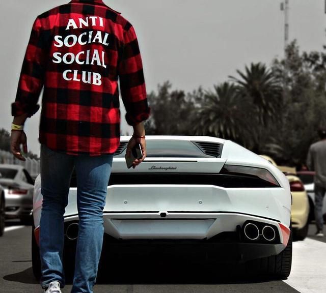 红色格子衫搭配,(男生)黑色的薄马甲,和大红色的格子衬衫搭配好看吗?图10