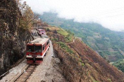 ​滇越铁路，世界唯一仍在运行的米轨铁路，曾称为世界三大工程奇迹