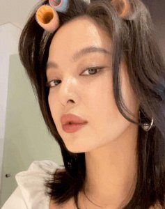 ​辛芷蕾的厚嘴唇是整的？跟早期对比明显，不是因为嘴唇性感喜欢她