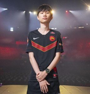 ​冠军金咕咕Doinb豪宅新居曝光，直播行业月薪近万元