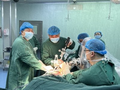 ​鞍山首例！海城市正骨医院成功实施机器人辅助骨科手术