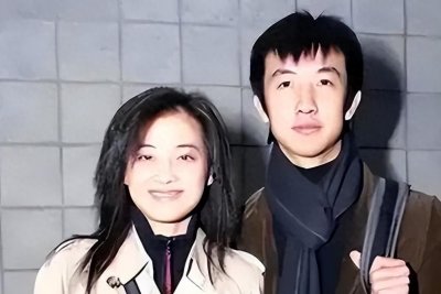 ​梅婷养他6年，李小冉为他堕胎2次，如今他55岁娶小15岁娇妻好幸福