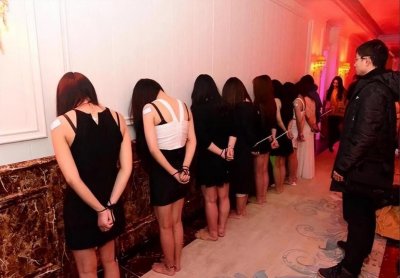 ​女大学生靠卖淫救助父亲，被警方逮捕后跪地求饶：这可是救命钱啊