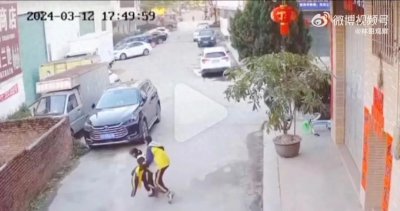 ​13岁男孩将女童拖路边猥亵，孩子欺负孩子，谁来保护她