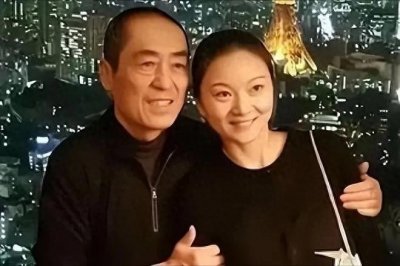 ​74岁张艺谋蹲地给陈婷拍照，漂亮的陈婷抢了女儿张壹欣的风头！