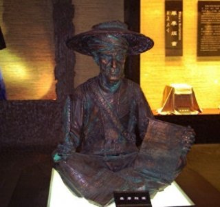 ​彝族毕摩的地位高于彝族的所有家族？