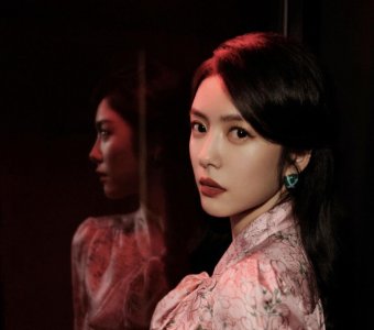 ​蔡文静恋情疑曝光，被神秘男子搂腰搂肩拥抱入怀，深夜同回女方家