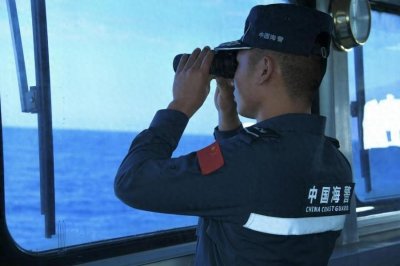 ​春节期间，中国海警值守南海黄岩岛海域