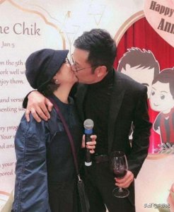 ​苗侨伟和太太穿情侣装牵手恩爱逛街 结婚多年三哥依旧是爱妻号