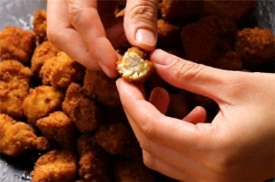 ​自制家庭版鸡米花，比外面好吃n倍，咬一口嫩的爆汁