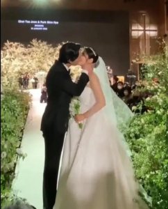 ​张根硕回应朴信惠结婚：她抛弃了黄泰京