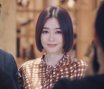 ​44岁秦岚活动生图流出，苹果肌饱满似硅胶假人，被嘲不如旁边大妈